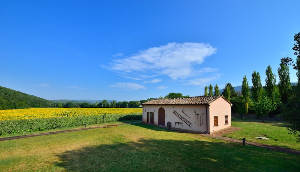 Classic House, Garden Area photo 1