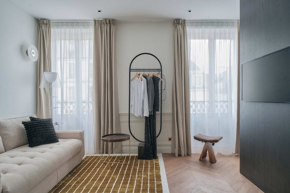 Deluxe One-Bedroom Apartment with City View 403