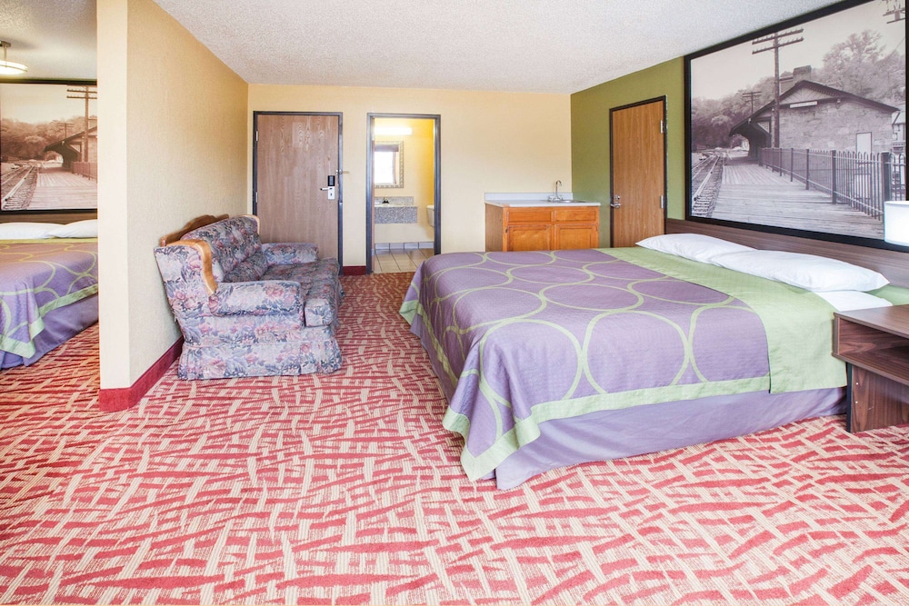 Suite, 1 King Bed - Photo 3