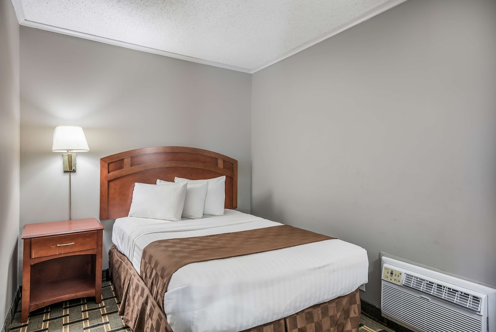 Standard Room, Multiple Beds, Non Smoking photo 3