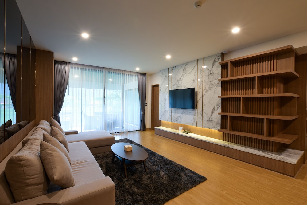 Penthouse Jacuzzi Suite - Photo 1