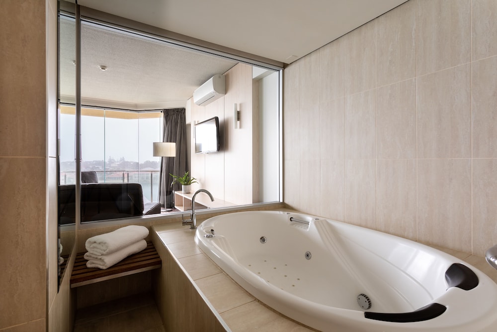 Studio Suite, Jetted Tub, Lake View thumbnail 5