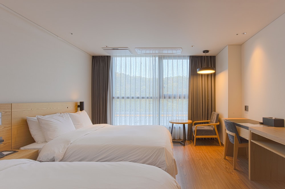 Premium Twin Room - Photo 2