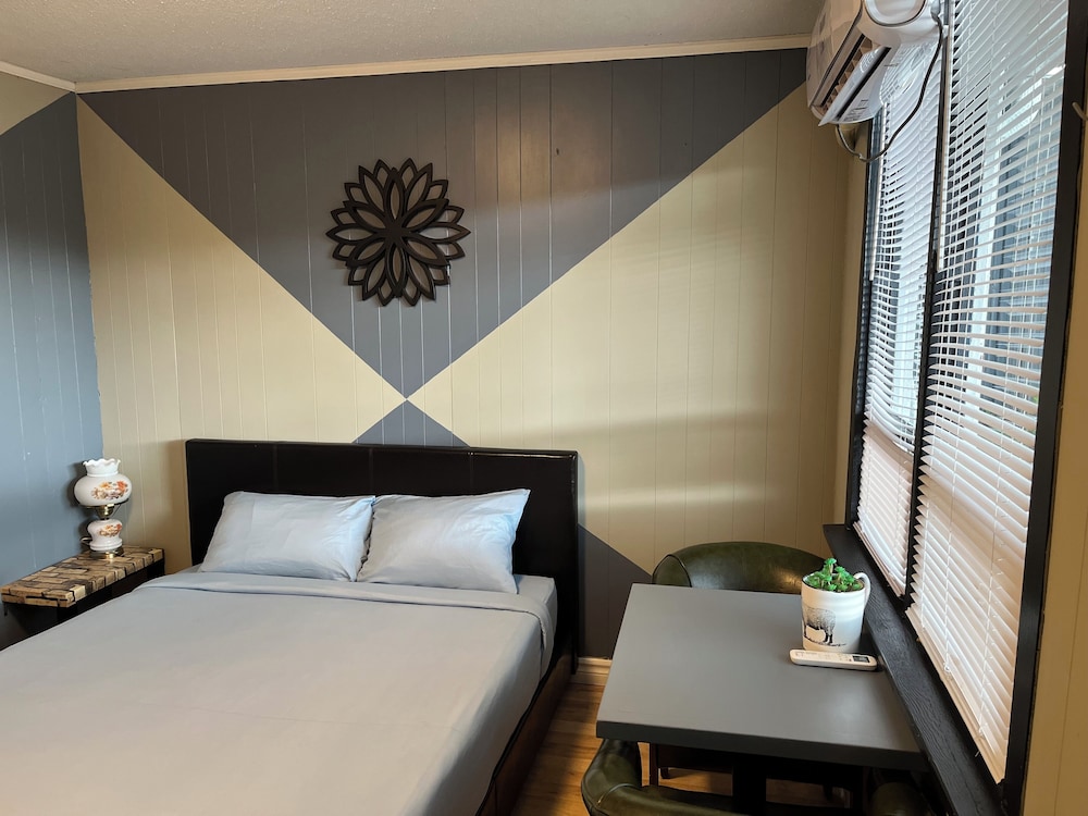 Standard Room, 1 Queen Bed photo 1