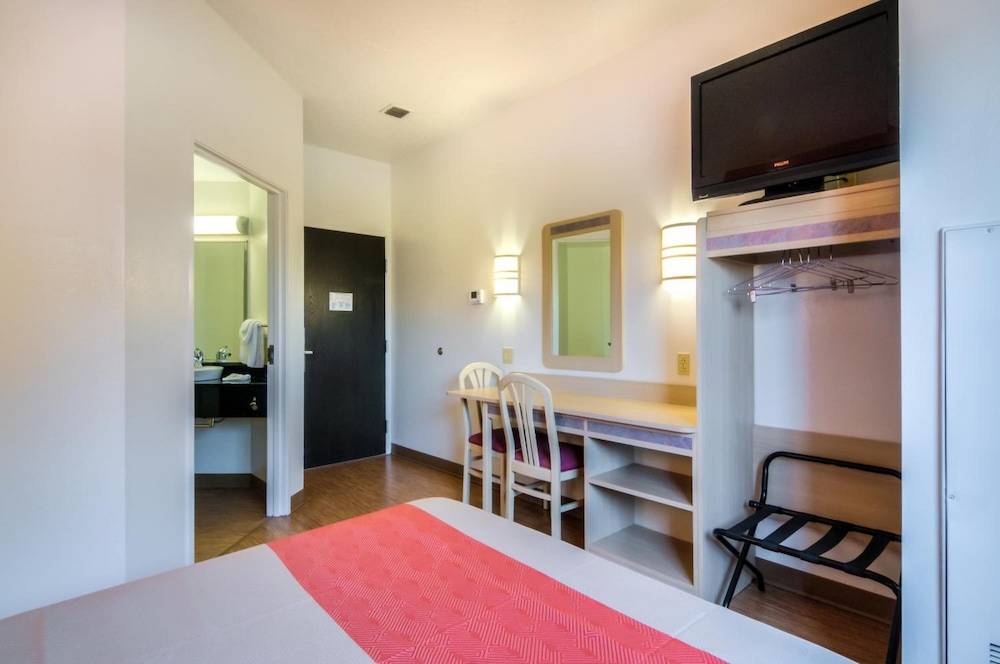 Deluxe Room, 1 Queen Bed, Accessible, Non Smoking photo 3