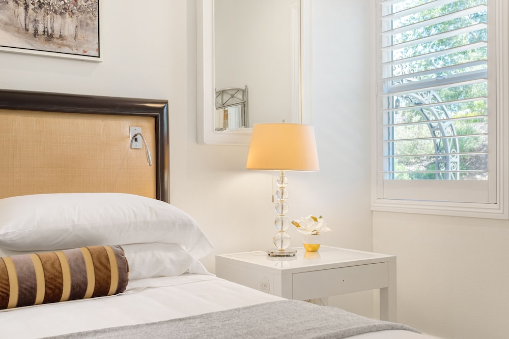 Luxury Room, 1 King Bed, Jetted Tub, Courtyard View photo 3
