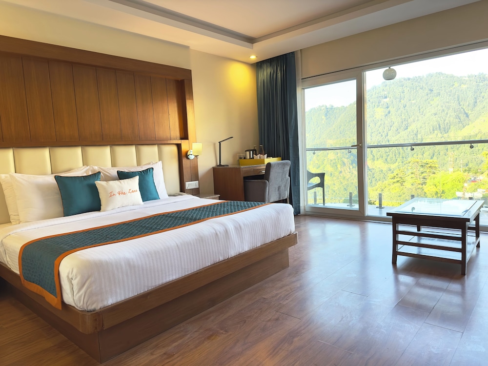Luxe Room with Balcony - Photo 12