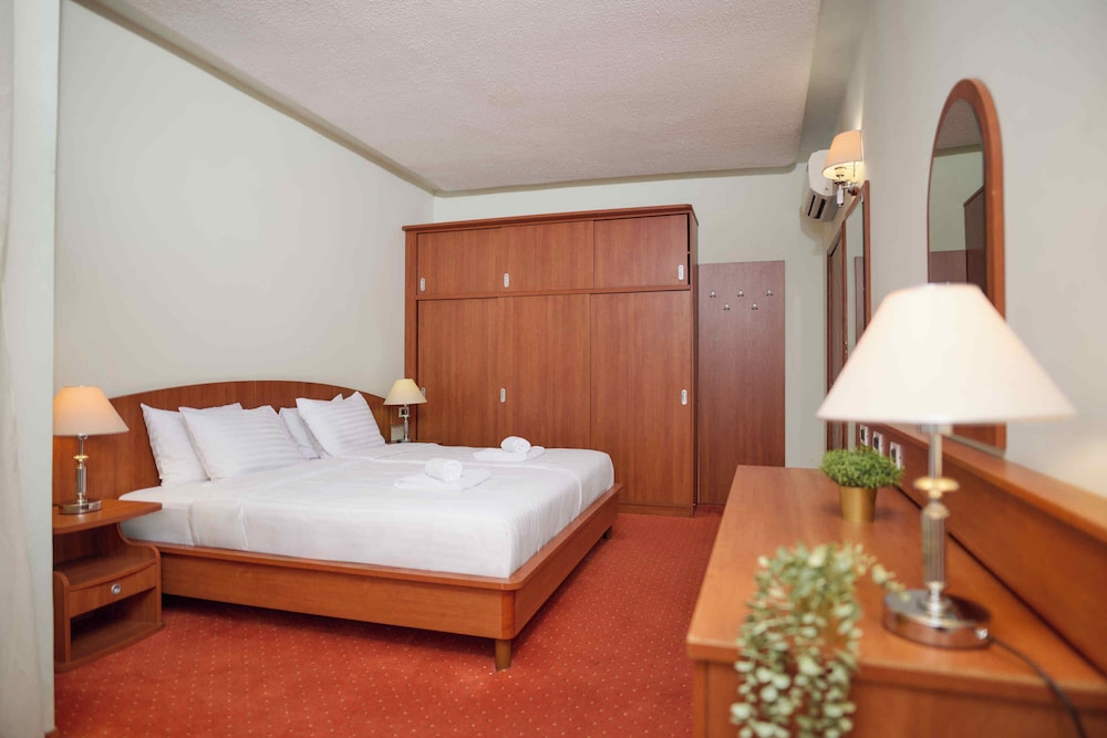 Suite with Sea View and Balcony - Photo 10
