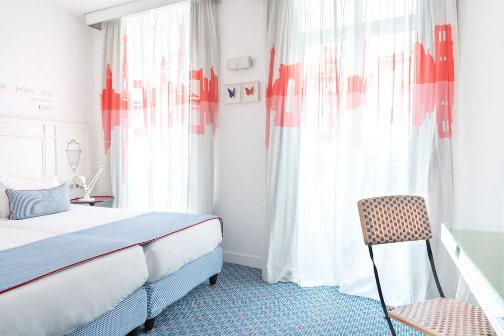Superior Room with Twin Beds, includes soft minibar, courtesy tray, digital press photo 2