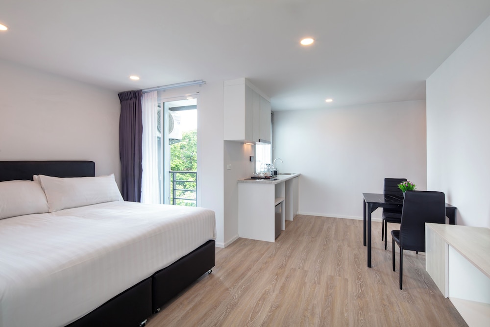 Deluxe King Room - Photo 1