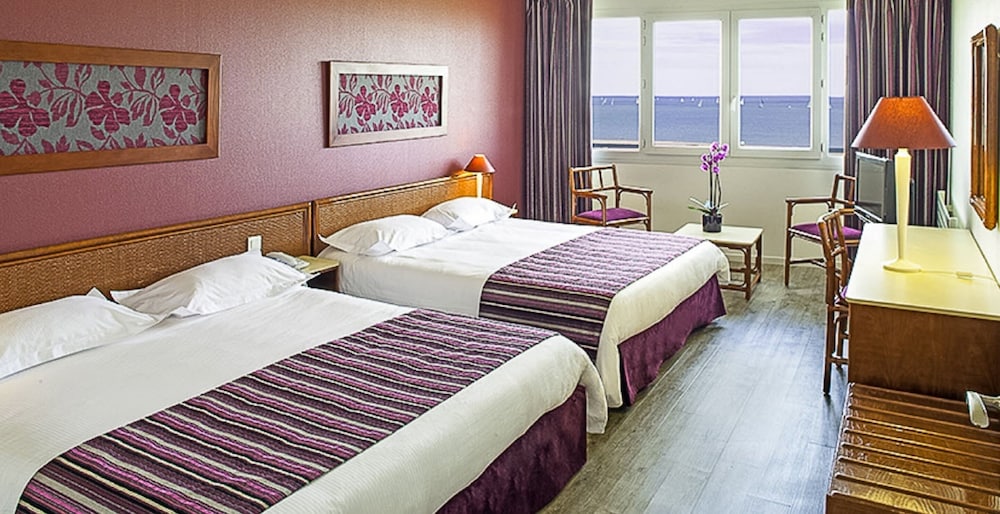 Family Room, 2 Double Beds, Sea View photo 1