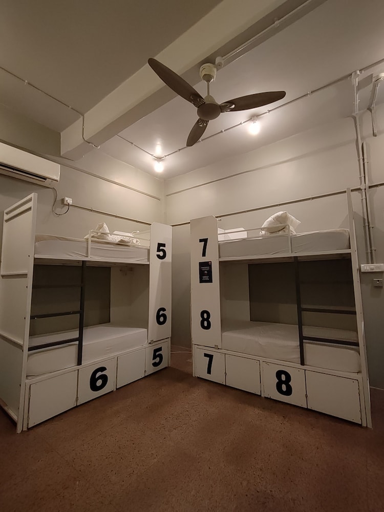 8 Bed Mixed Dorm Ensuite