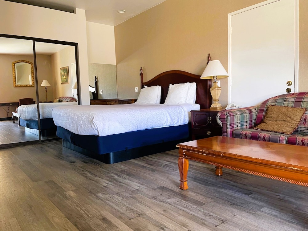 Suite, 1 King Bed, Non Smoking - Photo 2