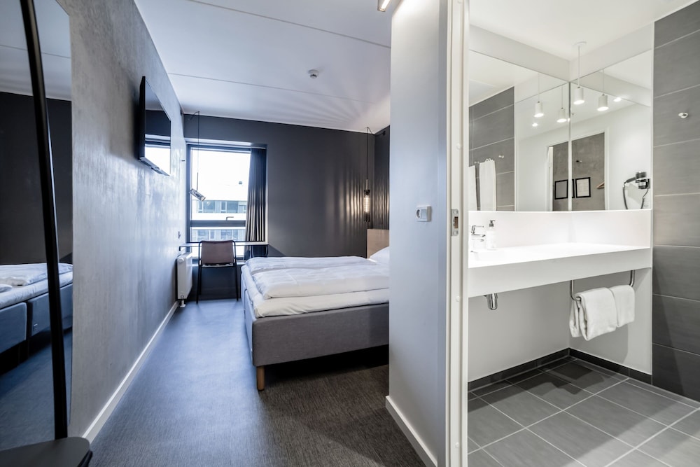 Standard Double Room, 1 King Bed - Photo 3
