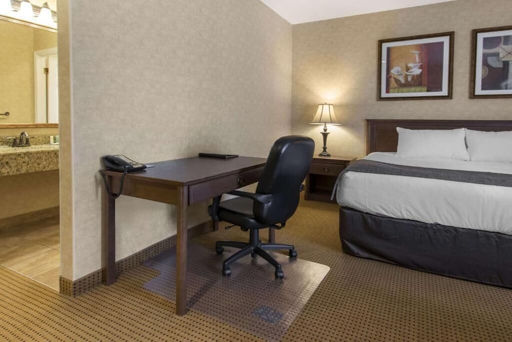 Deluxe Studio Suite, 2 Queen Beds, Non Smoking photo 2