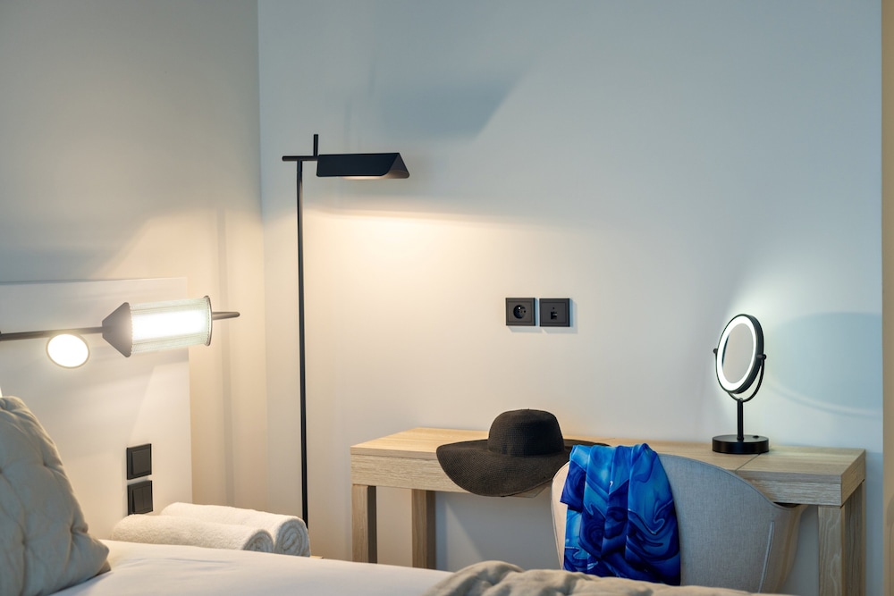 Premium Room, 1 King Bed, Pool Access - Photo 6