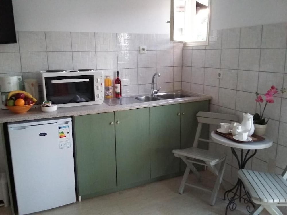 Preferred Plus 2 Bedrooms Apartment With Kitchenette & Pool View