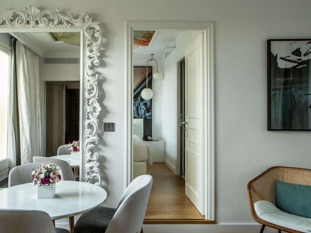 Suite, 1 King Bed, Terrace thumbnail 5