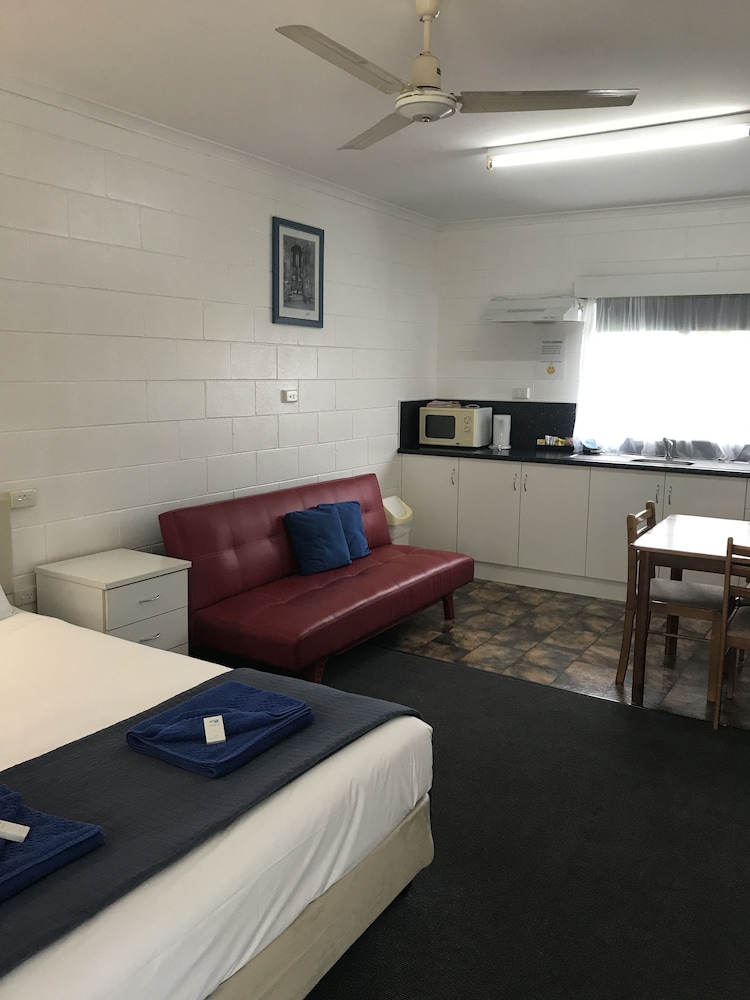 Standard Suite, 2 Bedrooms, Kitchenette (Self Contained Unit) photo 3