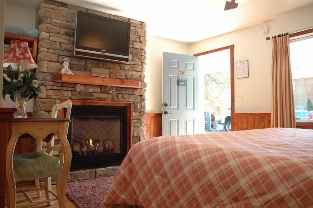 King Deluxe Room with Fireplace & Single Jacuzzi Tub