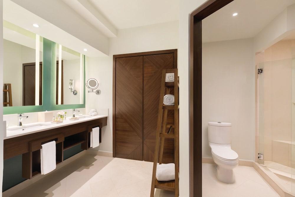 Junior Suite, 1 King Bed, Oceanfront