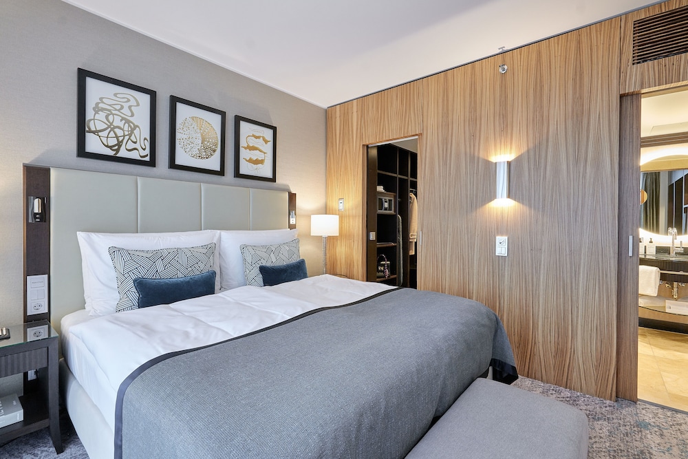 Superior Suite, 1 King Bed with Sofa bed - Photo 2