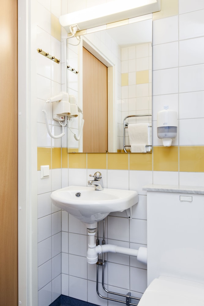 Quadruple Room, Private Bathroom - Photo 4