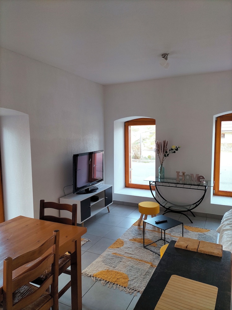 Family Apartment, 2 Bedrooms, Mobility Accessible photo 1