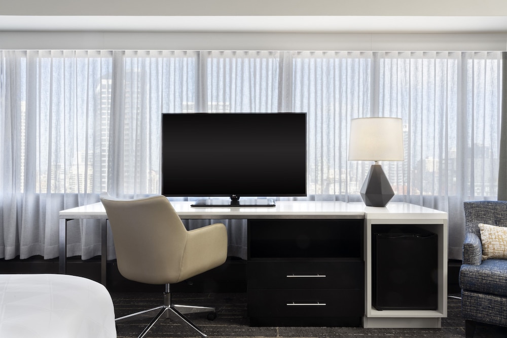 Suite, 1 King Bed, Accessible (Mobility, Roll-In Shower) - Photo 4