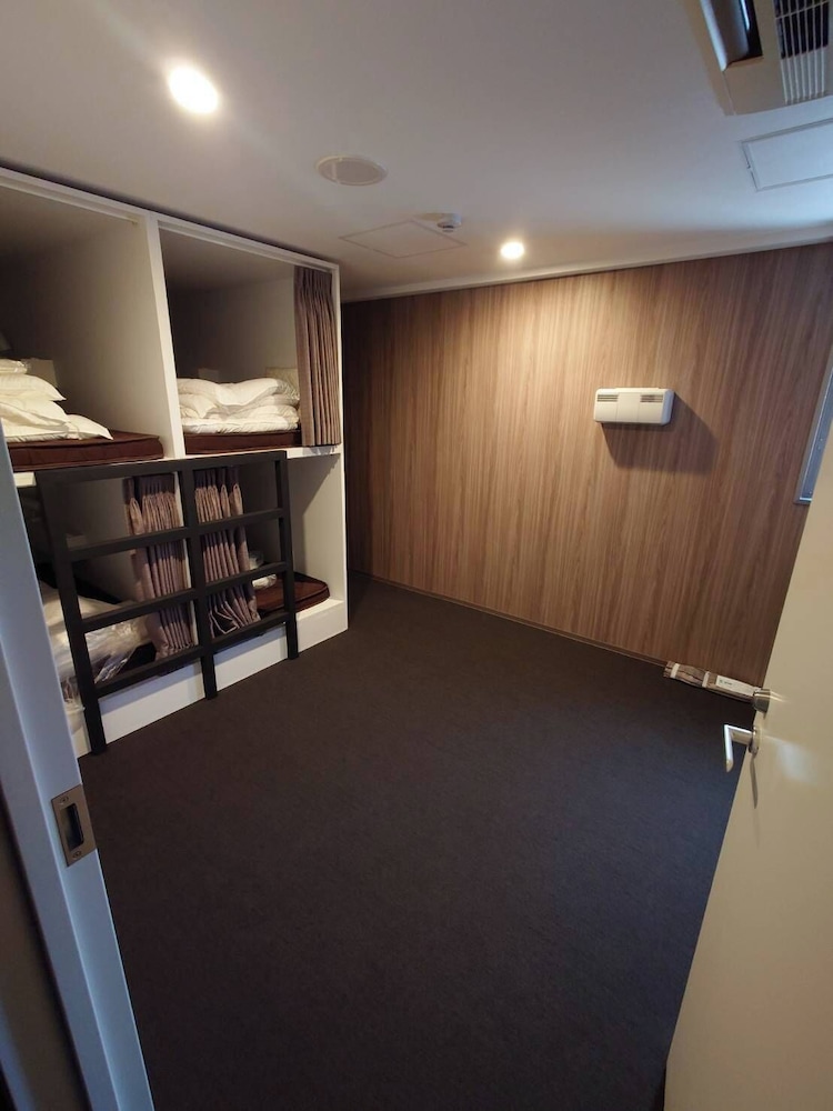 Basic Quadruple Room photo 2