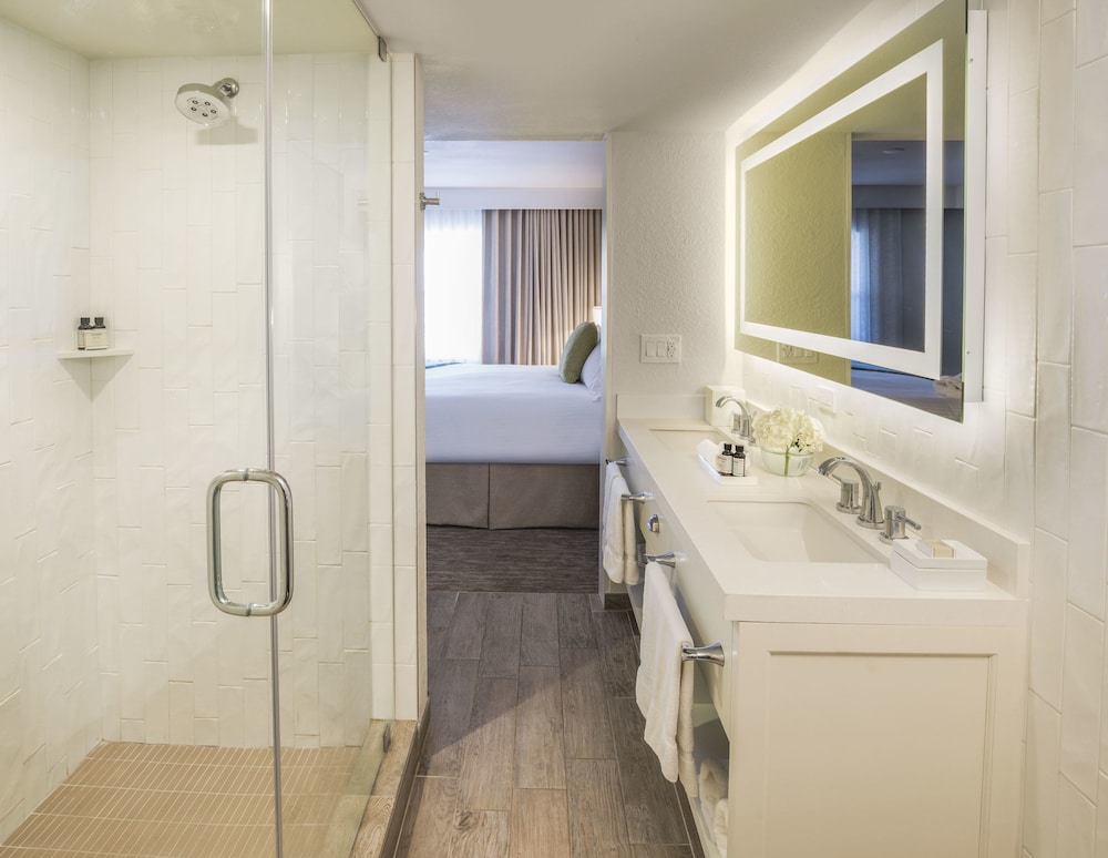 Deluxe Room, 1 Queen Bed, Accessible (Premium Queen Accessible) photo 3