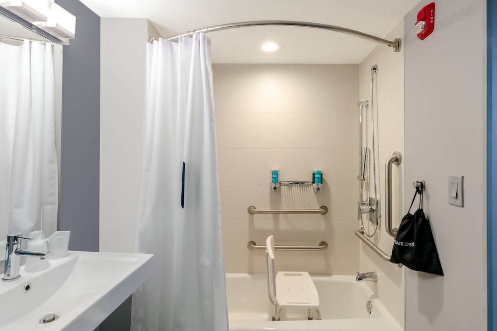 Room, 2 Queen Beds (Mobility/Hearing Accessible, Tub)