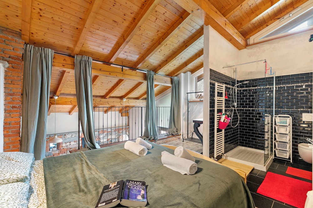 Honeymoon House, Multiple Bedrooms (La Maison Du Lac  50 meters from lake) photo 1