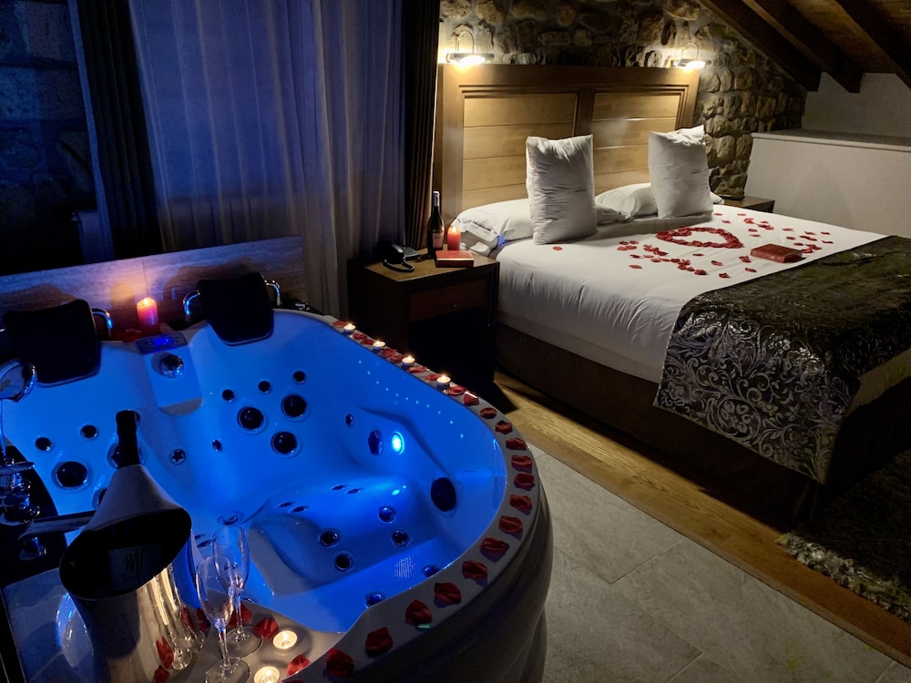 Suite, Accessible, Hot Tub