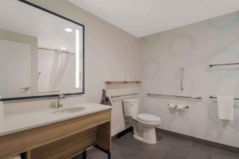 Classic Room, 2 Queen Beds, Accessible, Bathtub - Photo 8
