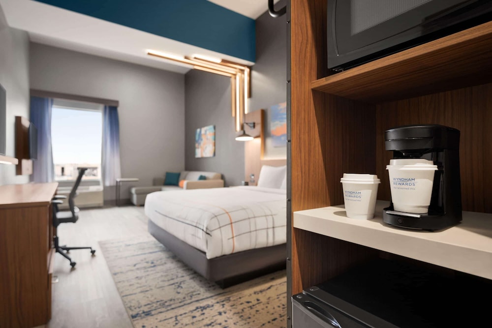 Suite, 1 King Bed, Non Smoking - Photo 3