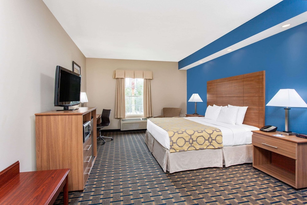 Suite, 1 King Bed, Non Smoking (One-Bedroom Suite) - Photo 2