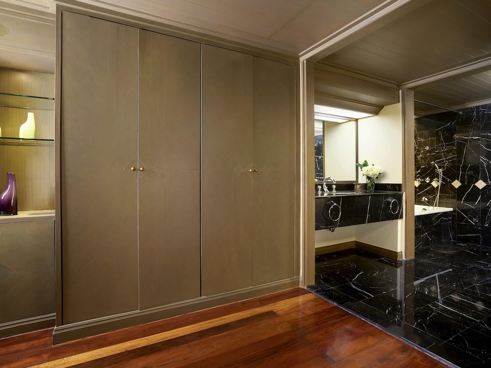 Executive Suite, 1 King Bed (Business Lounge Access) thumbnail 6