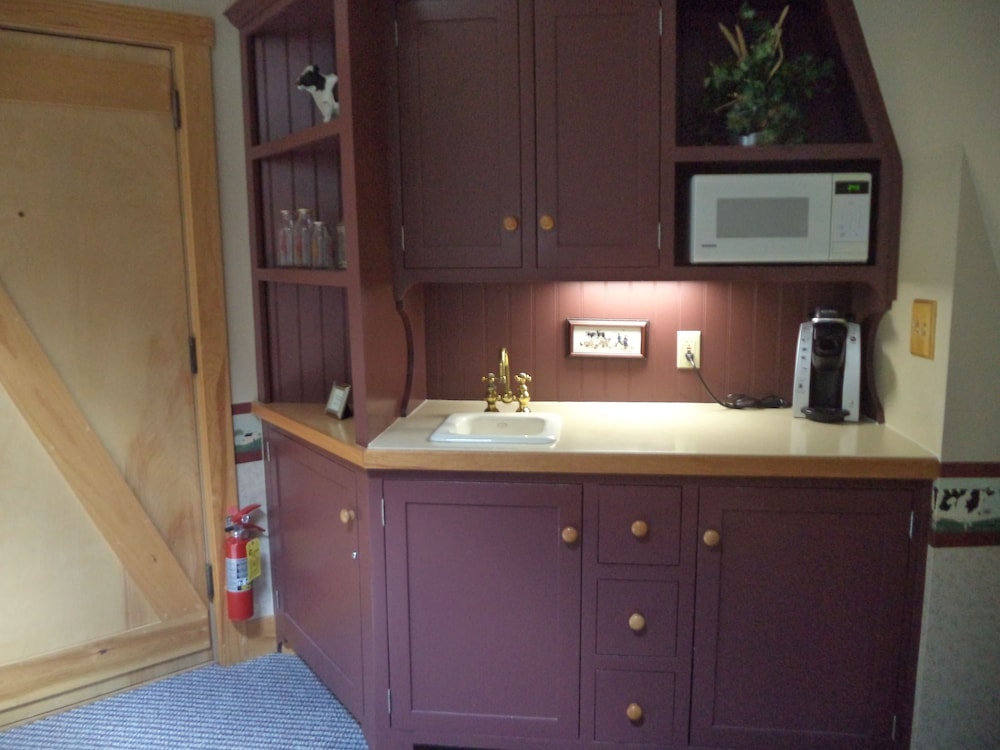 Standard Suite, 1 King Bed, Non Smoking, Fireplace (2nd Floor) photo 3