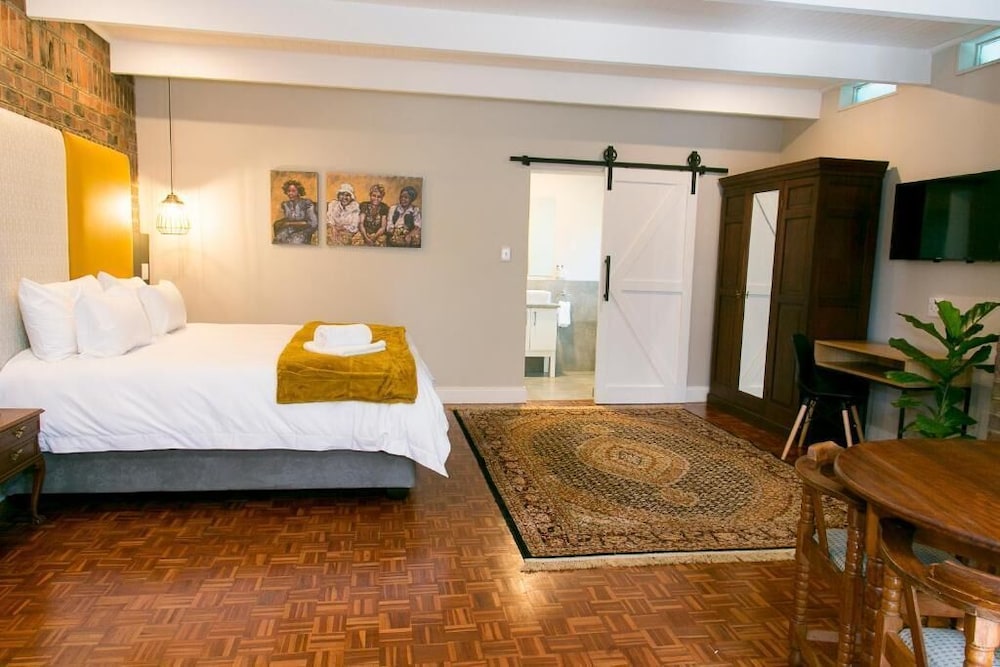 Executive Room - Photo 9