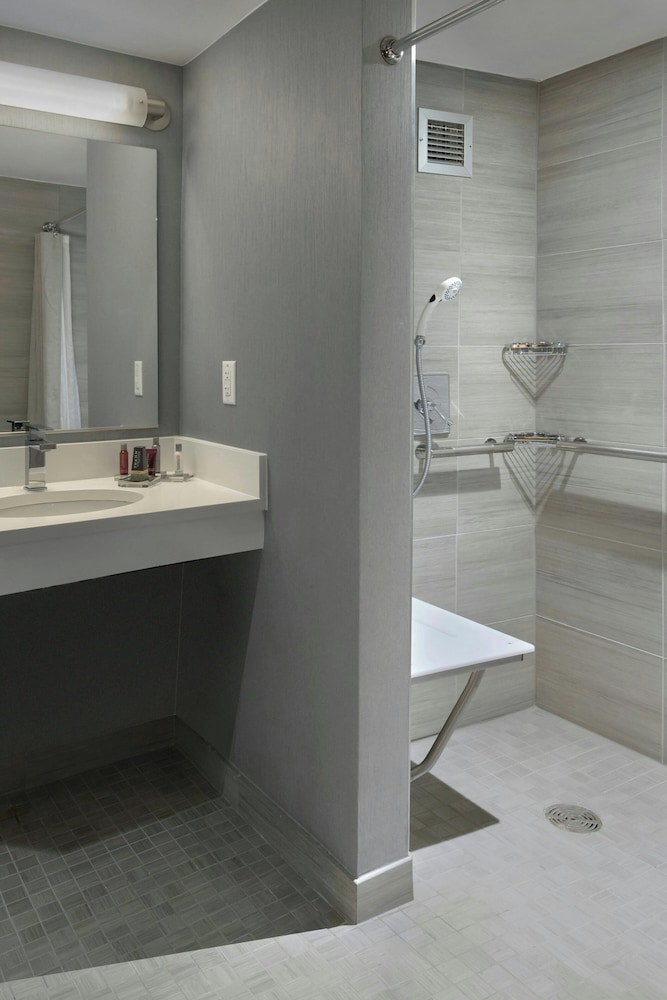 Room, 2 Queen Beds - Photo 12
