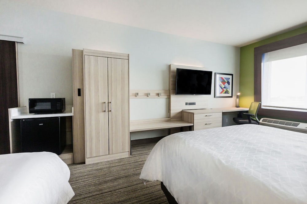 Suite, 2 Queen Beds, Accessible (Communications, Mobil, Roll-In Shower) photo 2