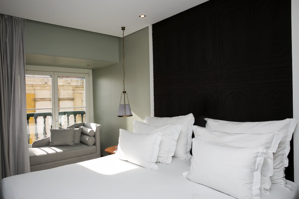 Deluxe Triple Room (King Size Bed) thumbnail 6