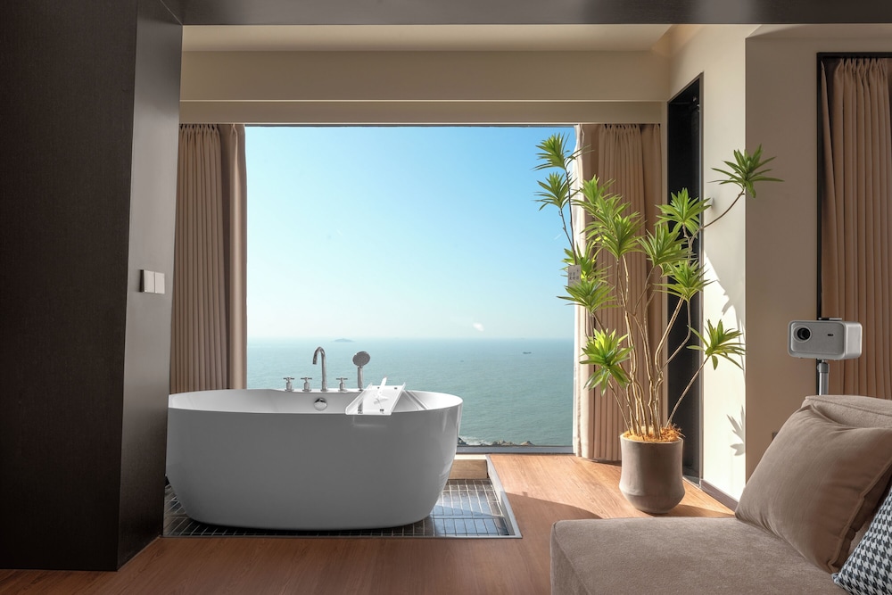 Panoramic Double Room, 1 King Bed, Bathtub, Ocean View photo 1