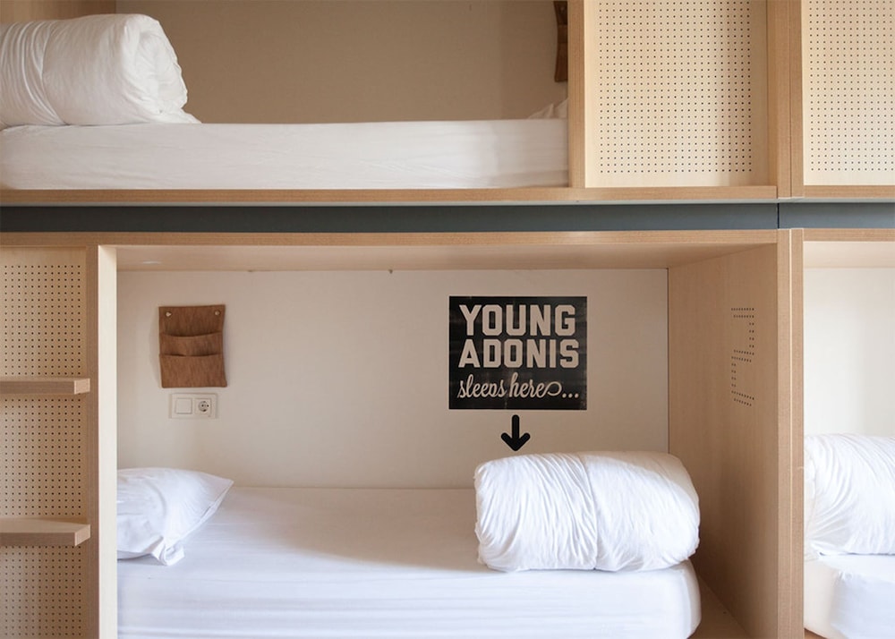 Private Room For 6 People With Private Bathroom, 3 Bunk Beds - Bath And Shower photo 3