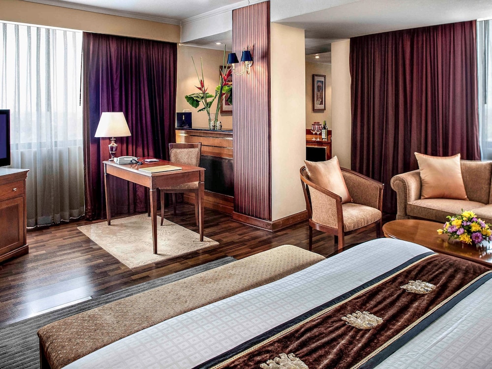 Deluxe Room, 1 King Bed, Business Lounge Access, Corner (Executive) photo 3