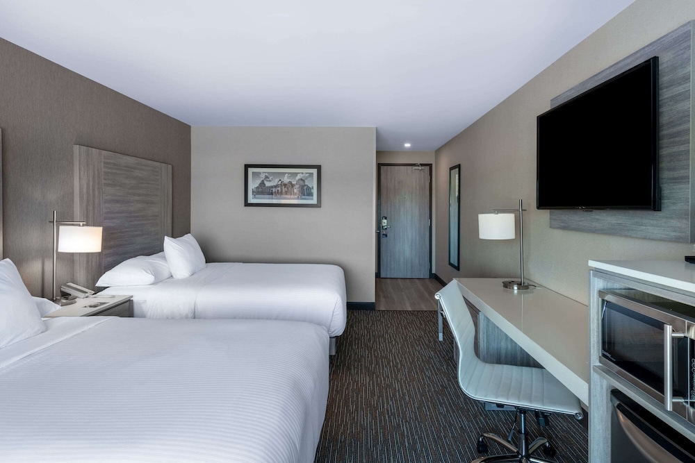 Deluxe Room, 2 Queen Beds, Non Smoking thumbnail 5