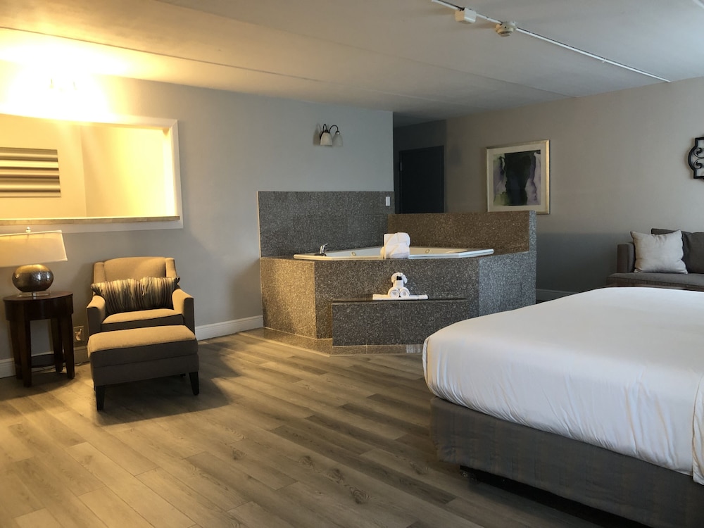 Honeymoon Suite, 1 King Bed, Non Smoking photo 3