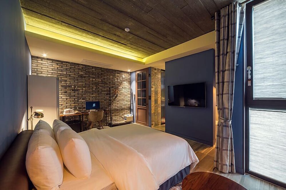 Deluxe Room (Bath Bomb Package) - Photo 2
