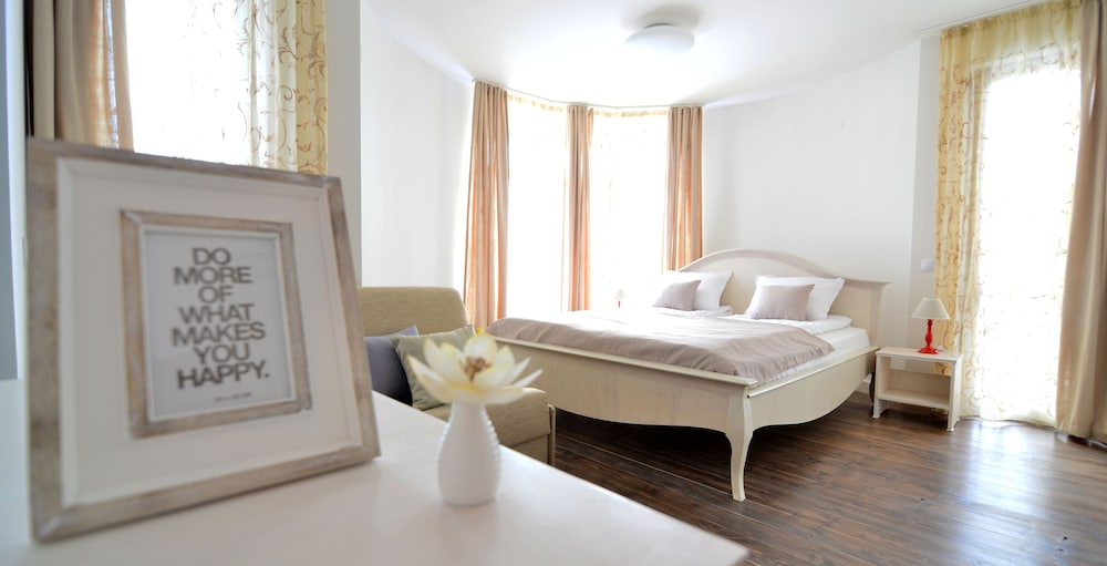House, 4 Bedrooms, River View photo 1